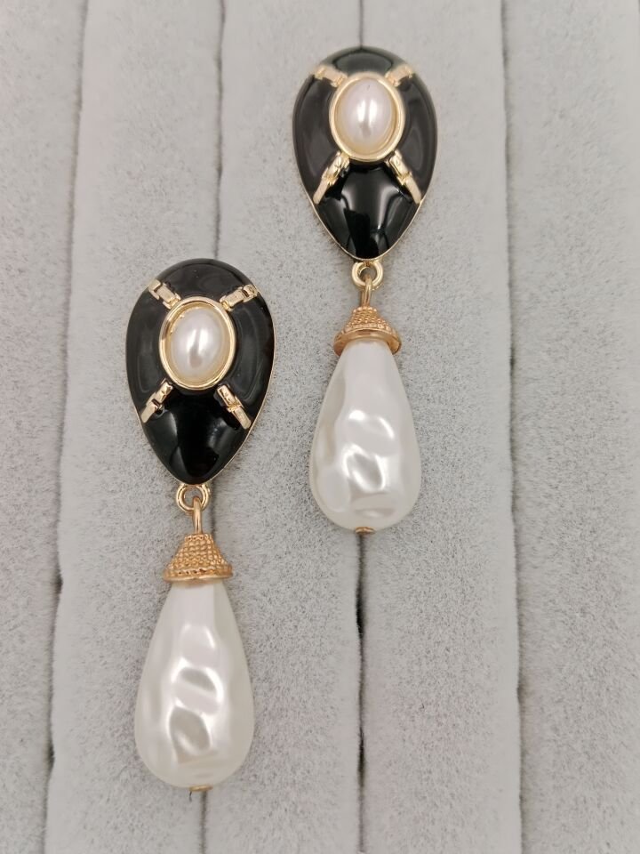 İncili Küpe