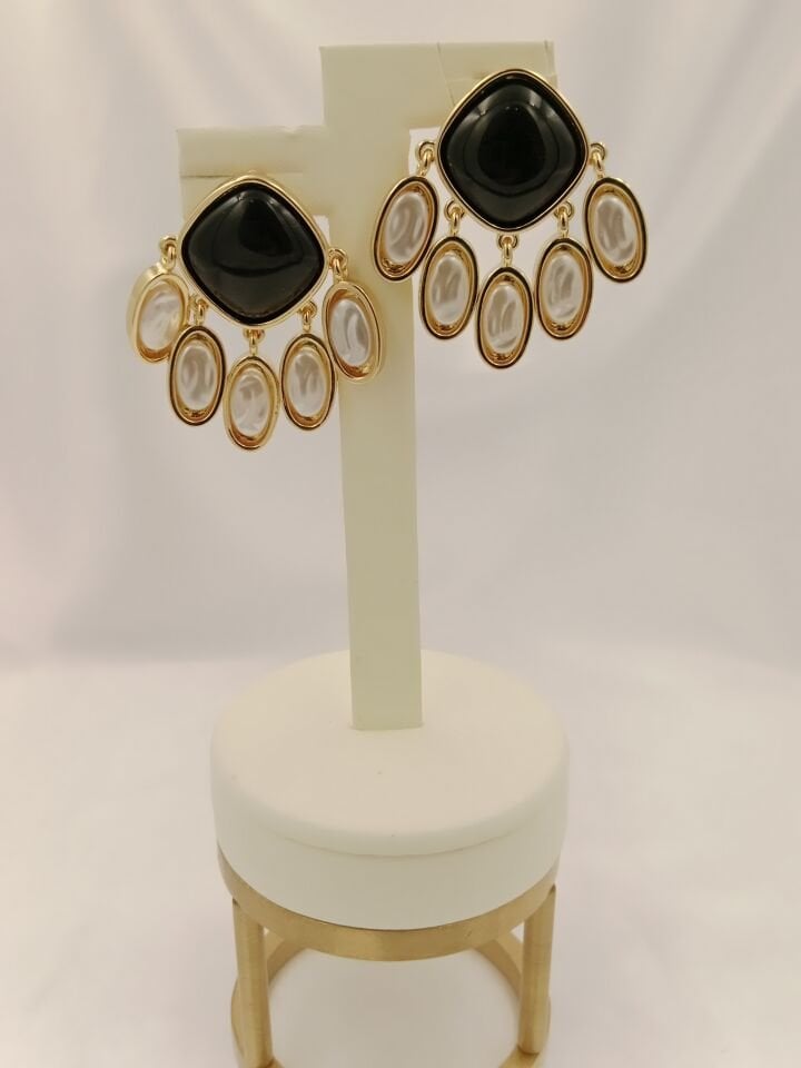 İncili Küpe