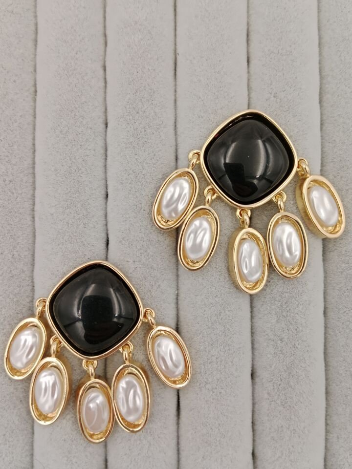İncili Küpe